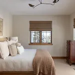 Villa Bear - Modern Log At Easy Ski-in-out Location *