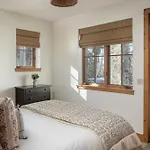Bear - Modern Log At Easy Ski-in-out Location Villa