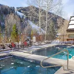 Huge Riverfront Deck, Walk Everywhere - Viking Lodge 100A Condo