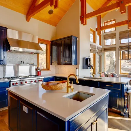 Holiday home Mountain With Gym, Hot Tub And Views!