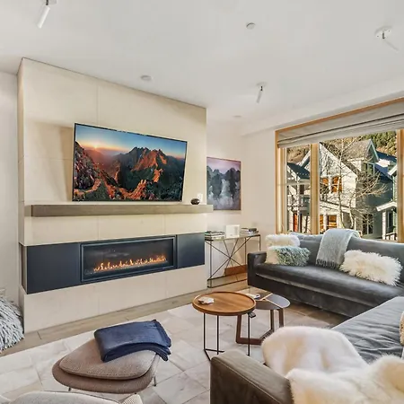 Luxury Townhome On Depot, 3 Mins Walk To Main St Gondola, Heated Garage, Private Roof Hot Tub, Townhouse *
