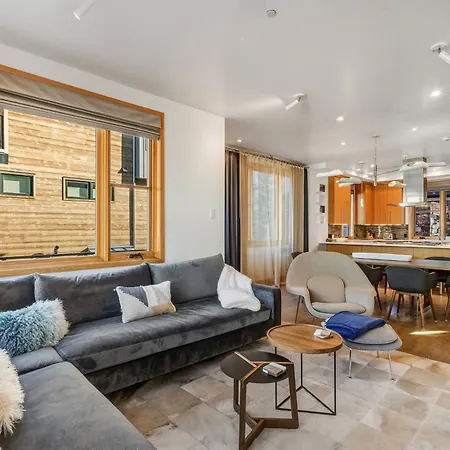 Luxury Townhome On Depot, 3 Mins Walk To Main St Gondola, Heated Garage, Private Roof Hot Tub, Townhouse Holiday home Telluride