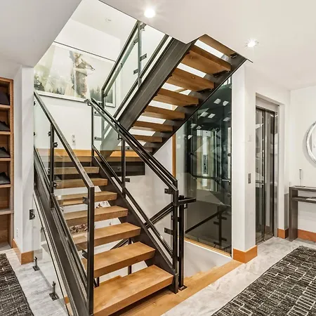 Luxury Townhome On Depot, 3 Mins Walk To Main St Gondola, Heated Garage, Private Roof Hot Tub, Townhouse Holiday home *