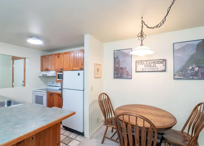 Cozy Two Bedroom In The Middle Of It All!