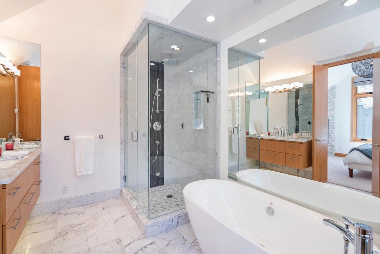 Holiday home Luxury Townhome On Depot, 3 Mins Walk To Main St Gondola, Heated Garage, Private Roof Hot Tub, Townhouse *