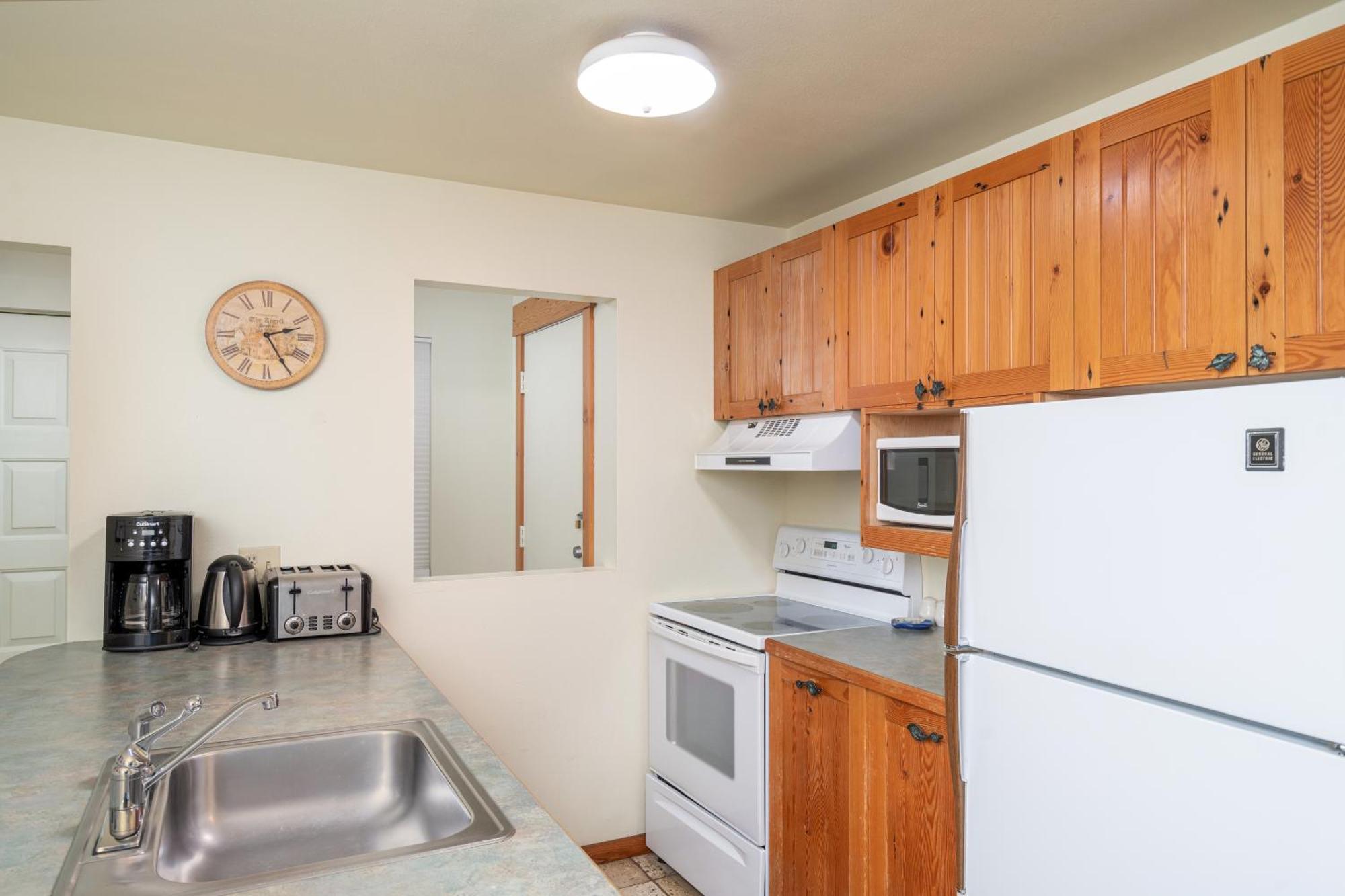 Cozy Two Bedroom In The Middle Of It All! *