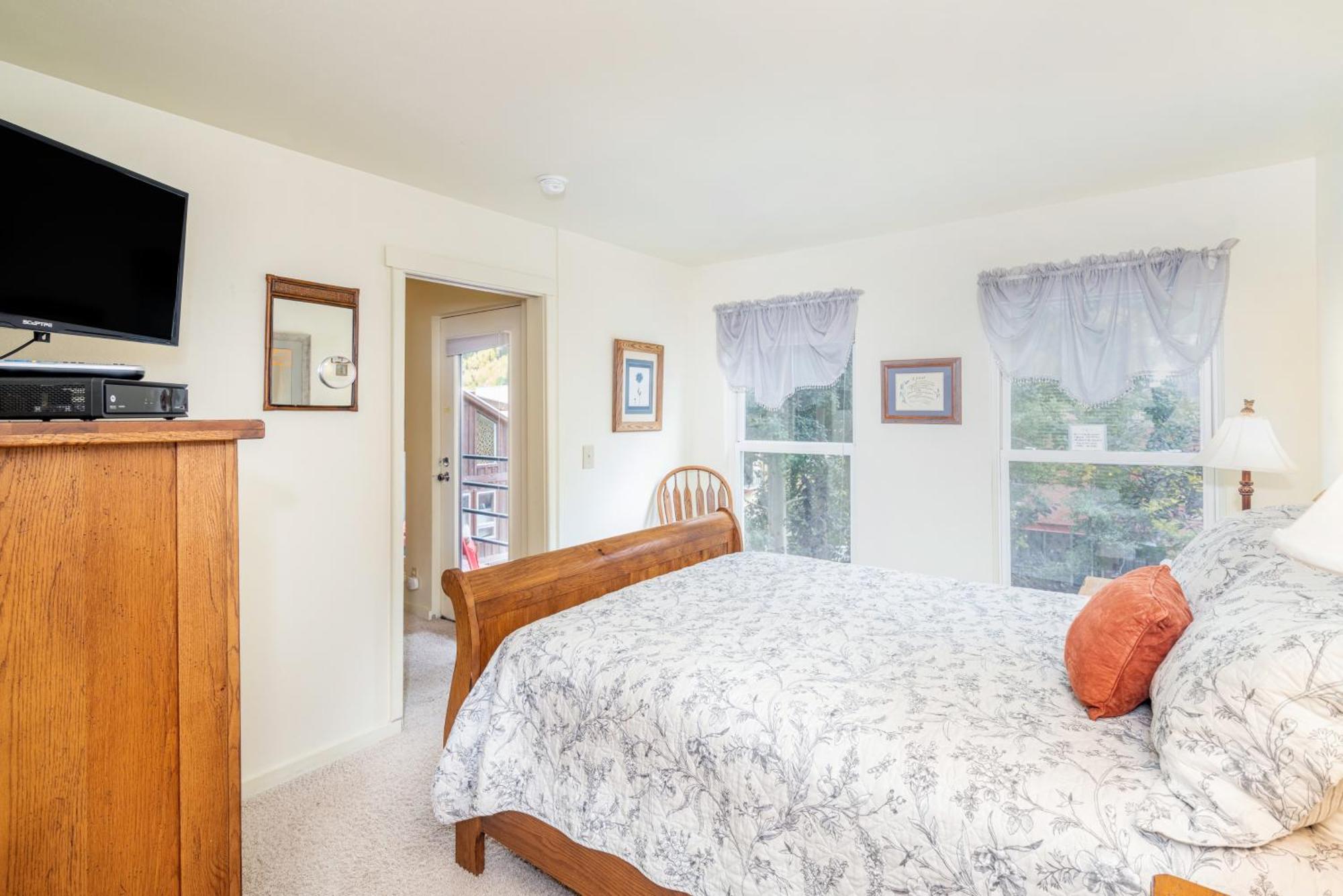Cozy Two Bedroom In The Middle Of It All! *