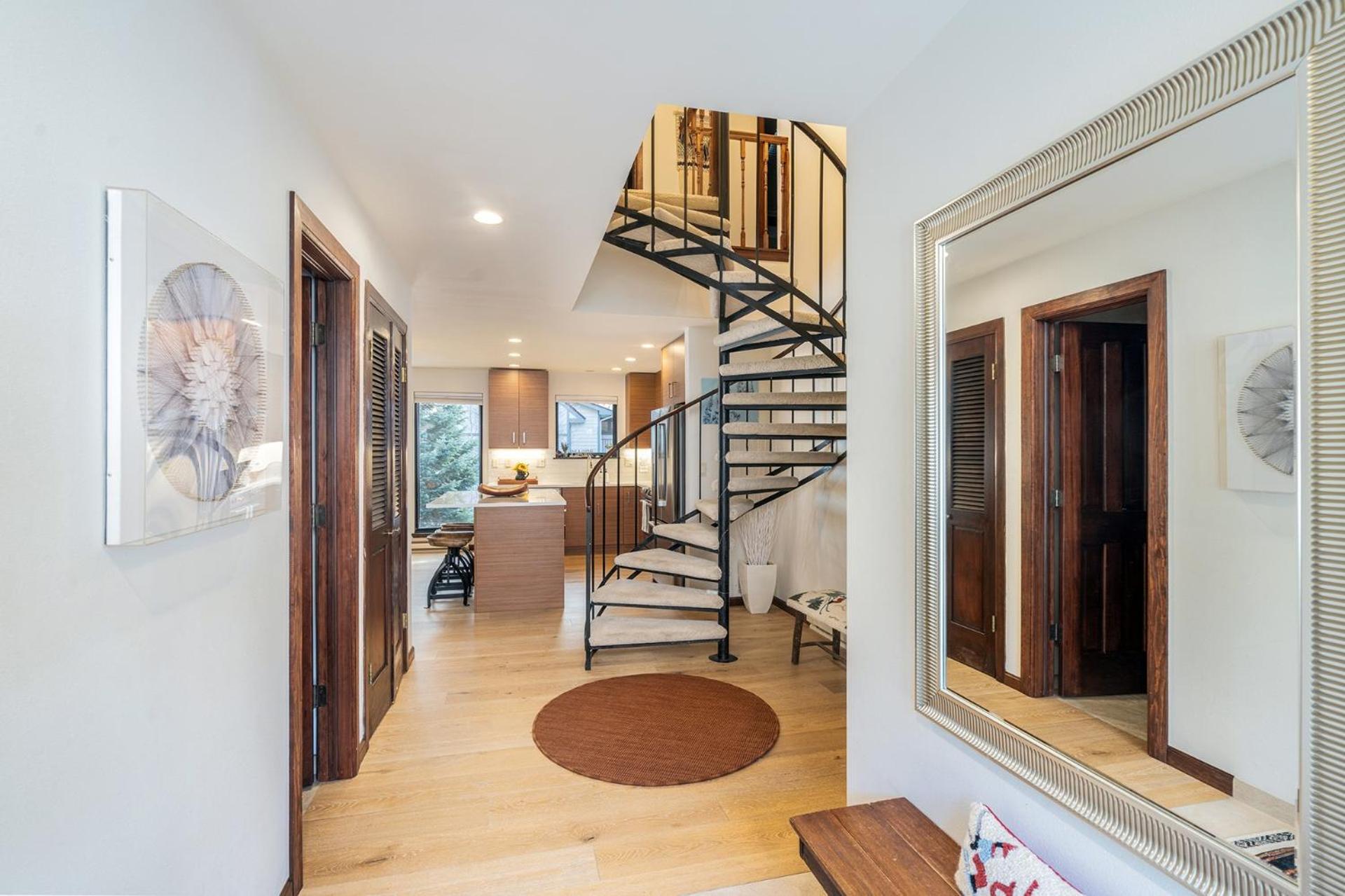 Big & Bright Hidden Gem With Garage, Hot Tub, Lux Kitchen Apartment *