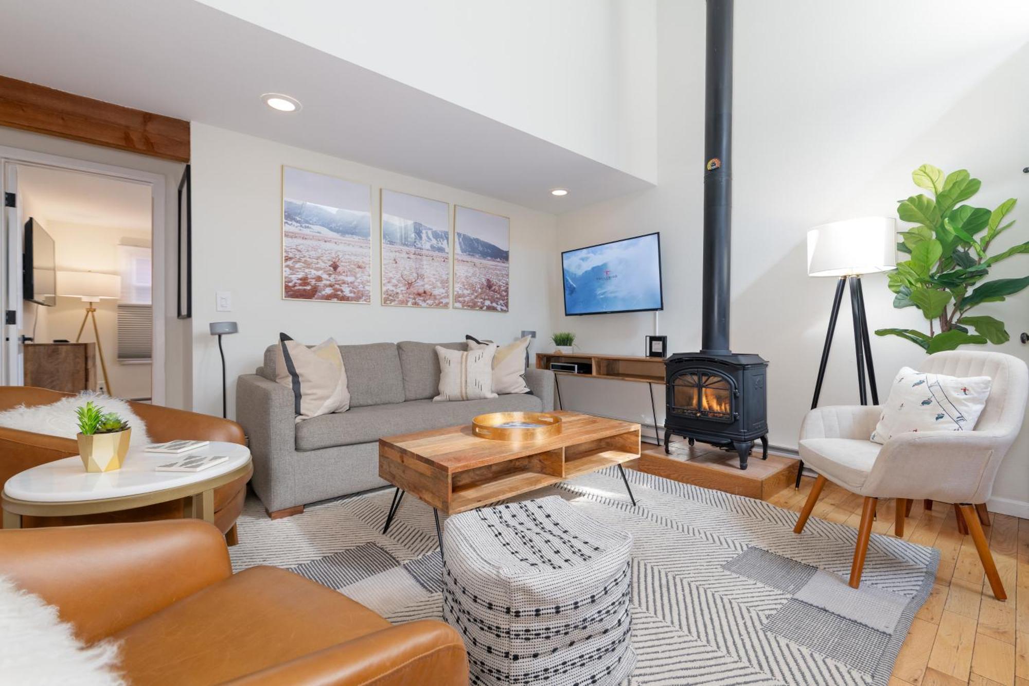 Spacious Family Friendly Townhome On Mainstreet Apartment