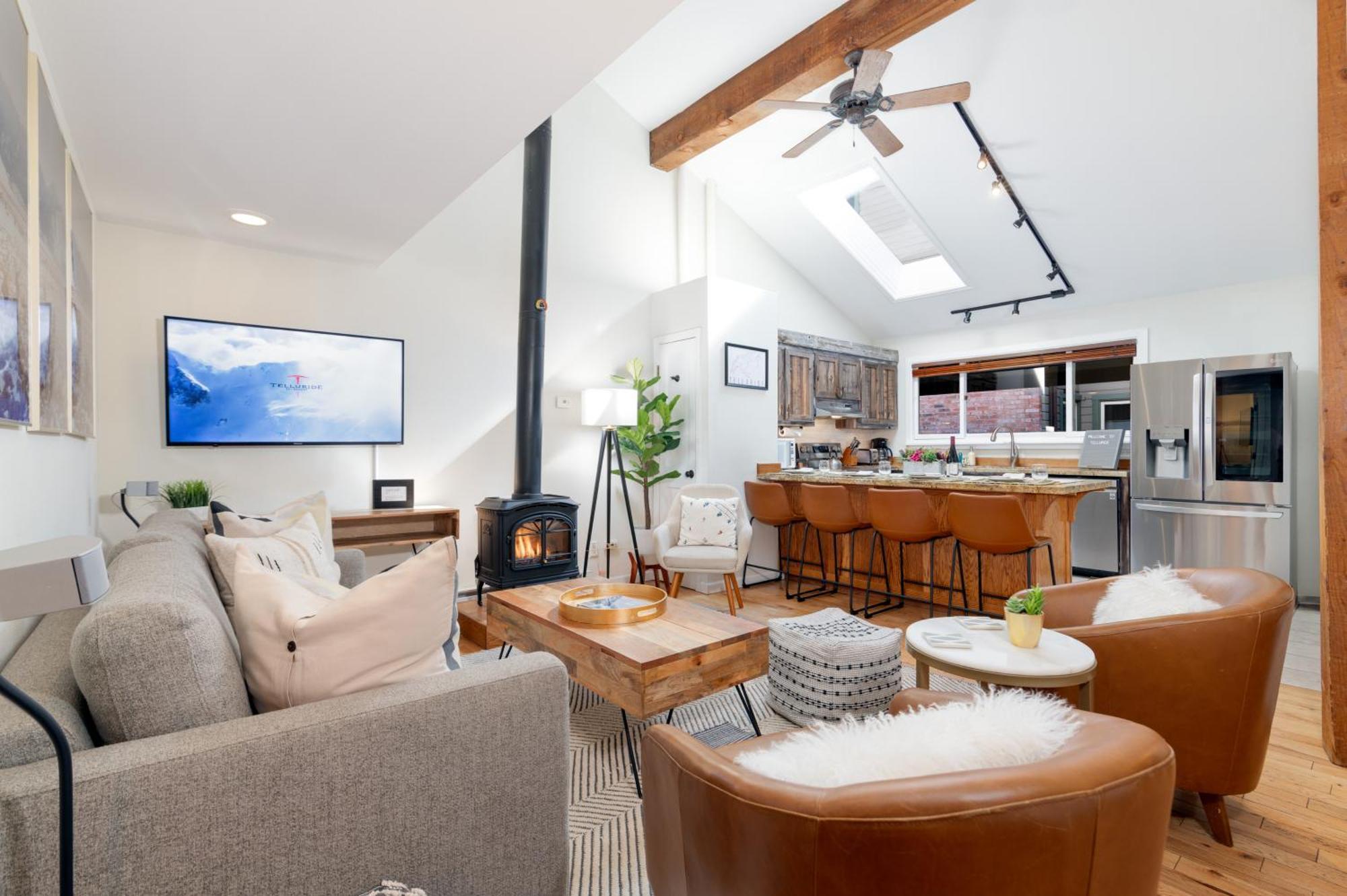 Spacious Family Friendly Townhome On Mainstreet *