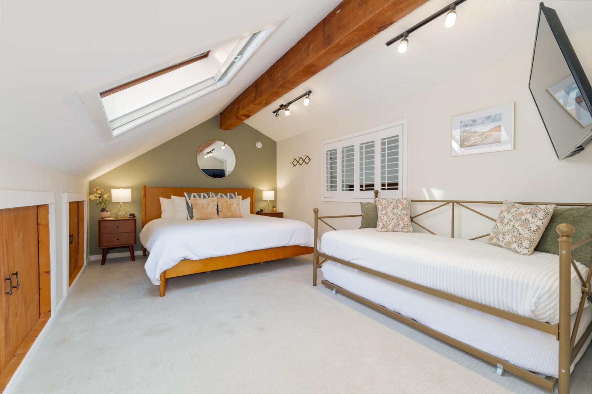 Spacious Family Friendly Townhome On Mainstreet Apartment