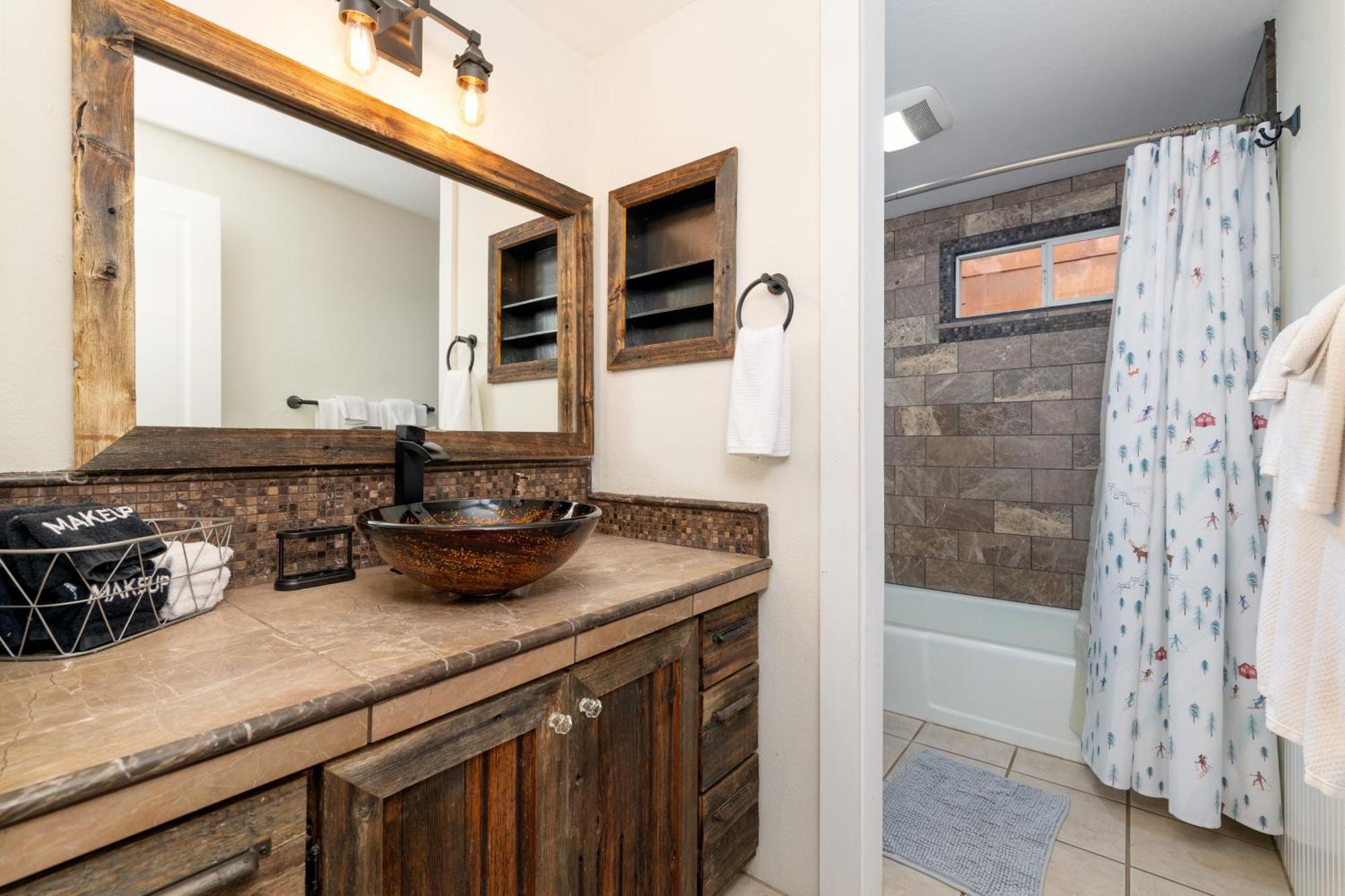 Spacious Family Friendly Townhome On Mainstreet Apartment *