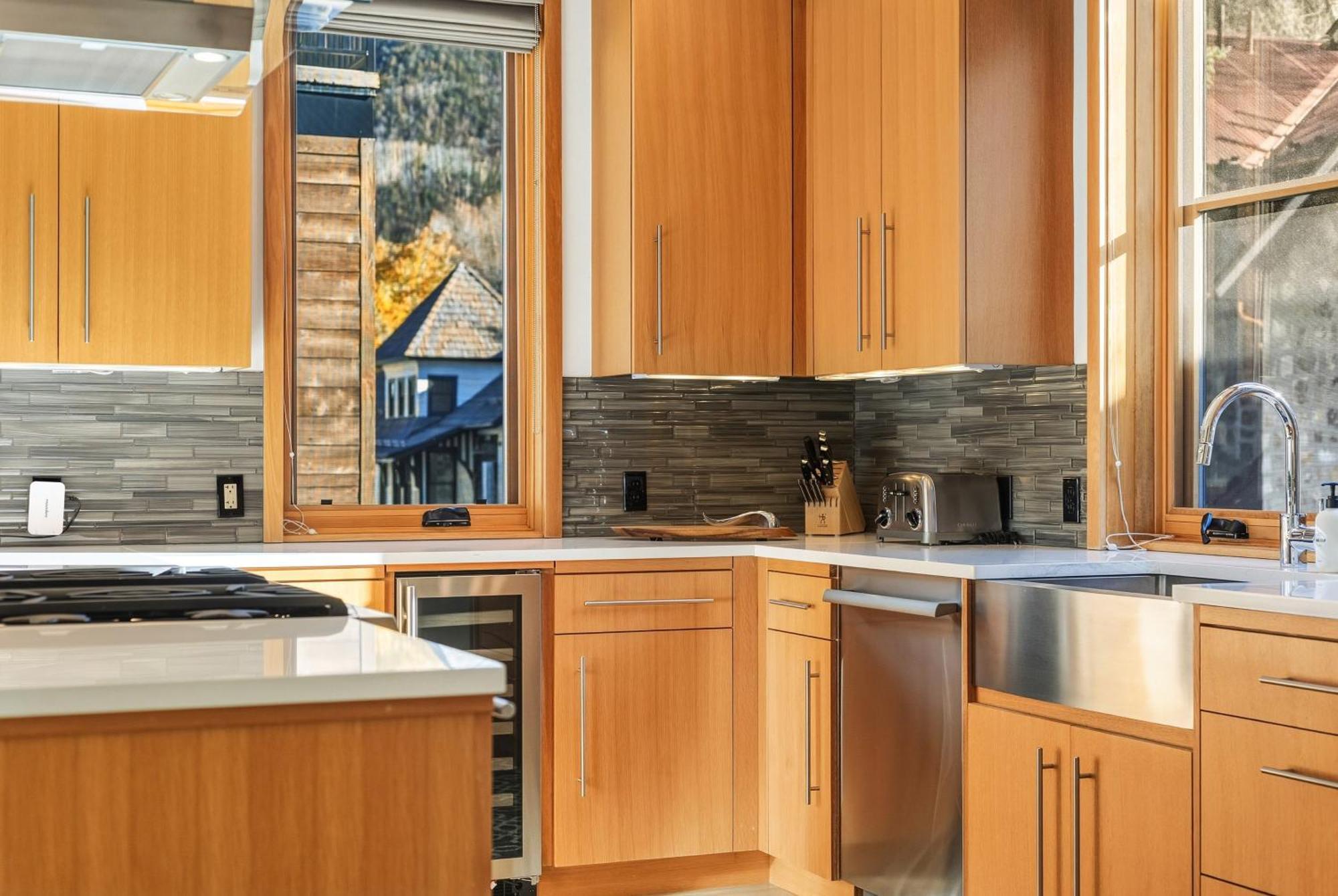 Luxury Townhome On Depot, 3 Mins Walk To Main St Gondola, Heated Garage, Private Roof Hot Tub, Townhouse * Telluride
