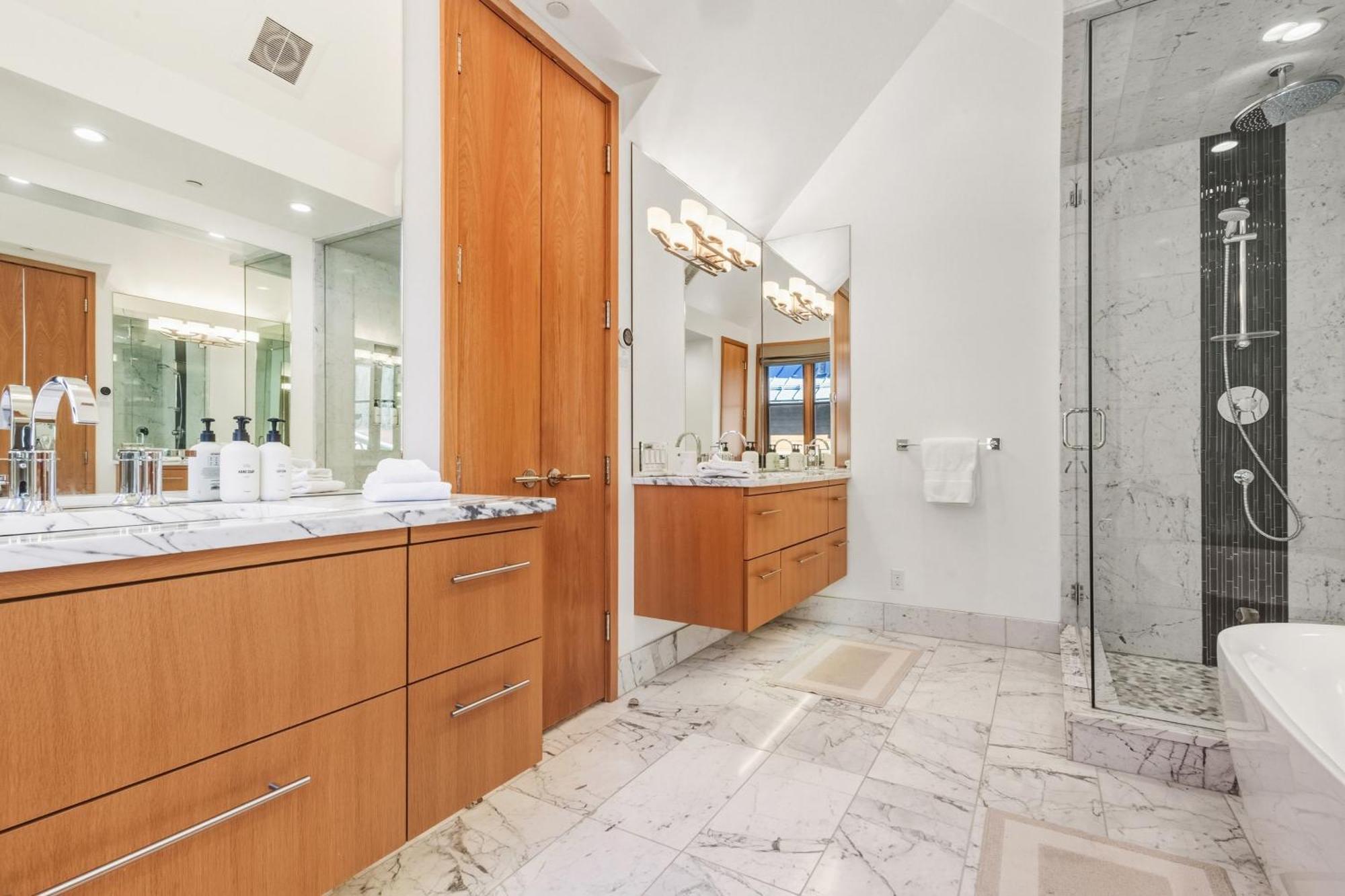 Holiday home Luxury Townhome On Depot, 3 Mins Walk To Main St Gondola, Heated Garage, Private Roof Hot Tub, Townhouse *