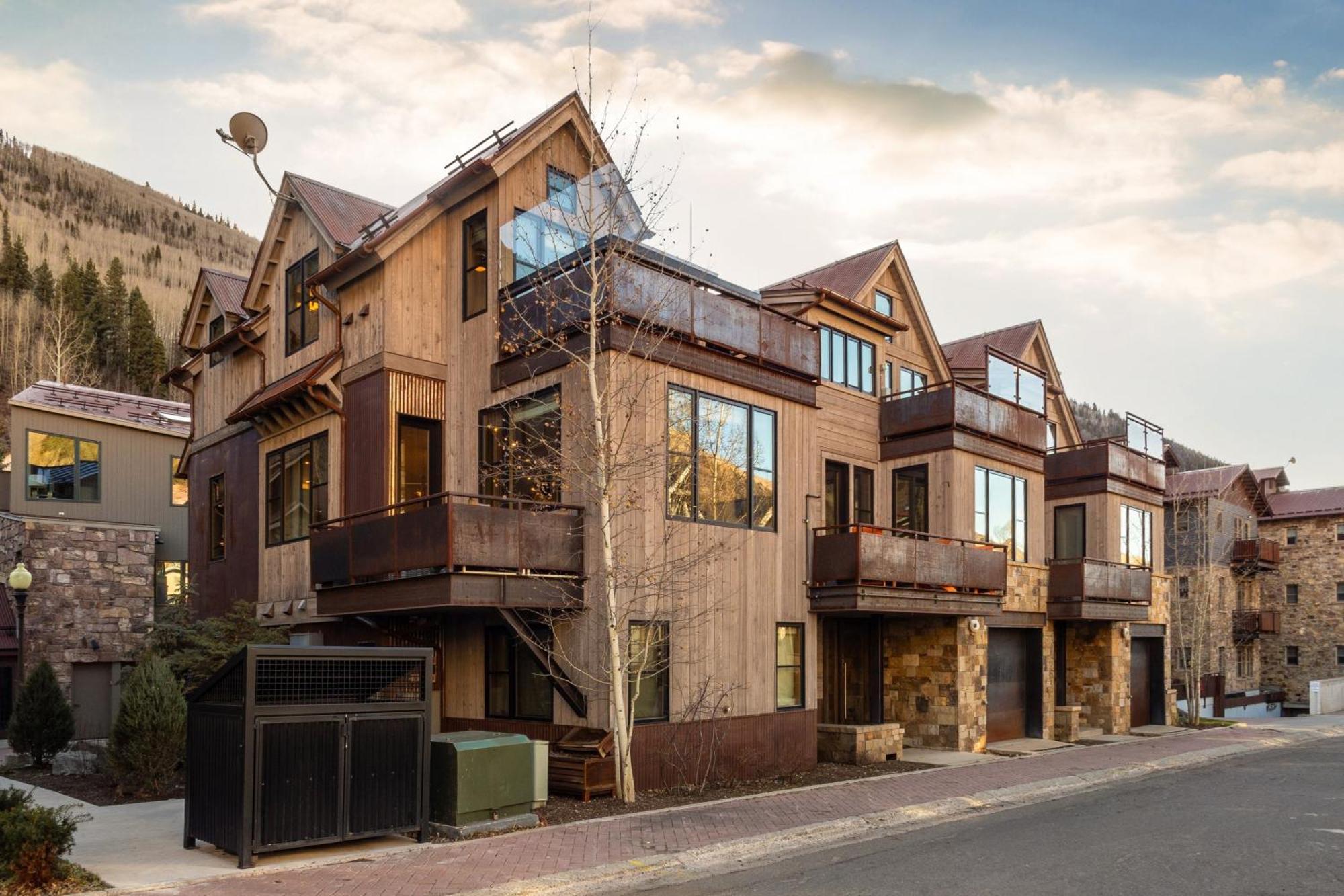 Luxury Townhome On Depot, 3 Mins Walk To Main St Gondola, Heated Garage, Private Roof Hot Tub, Townhouse Holiday home